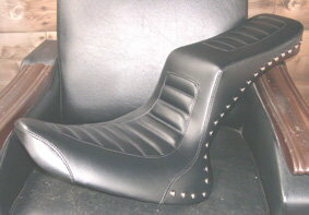 American Dreams アメリカンドリームス キング＆クィーンシート ハーレーパターン Wスタッド 変形 タンデムベルト イントルーダークラッシック SUZUKI スズキ シート シート関連 外装