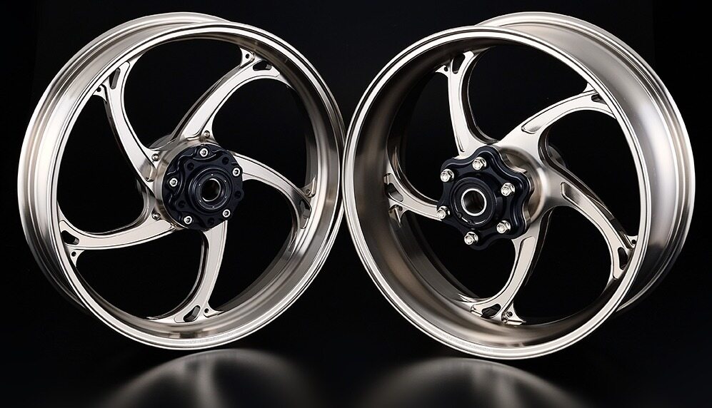 ■注意■この商品は下記となります。必ずご確認ください。ホイール本体カラー：フラッシュチタン アルマイト仕上げ■他の商品はこちらですホイール本体カラー：ロイヤルゴールド アルマイト仕上げはこちらホイール本体カラー：サファイアブラック アルマイト仕上げはこちらホイール本体カラー：クリスタルシルバー アルマイト仕上げはこちら※リンク先に商品がない場合、すでに完売している商品となります。予めご了承ください。■商品概要・JWL規格適合・F：3.50-17 R：6.00-17※ホイールサイズに適合したタイヤをご使用ください。・ハブ，スプロケットキャリア：ブラック アルマイト仕上げ以下は純正部品を使用します■フロントブレーキディスクスピードセンサープレートボルト類■リアブレーキディスクスピードセンサープレートドリブンスプロケットボルト類■詳細説明アルミ鍛造ホイールの動力性能を最大限引き出したパフォーマンスモデル。フレームからすべてOVERで設計開発されるオリジナル車両 OVシリーズ。その中でも、最新スーパースポーツのエンジンを搭載し日本最高峰のアマチュアレーステイストオブツクバに参戦するOV-43／46を更に圧倒的強者たらしめるために開発されました。総重量はもとより、スポーク末端に施した大胆な肉抜きにより慣性モーメントを低減。驚異的なハイグリップを発揮する現代のタイヤと大出力化されたエンジンに合わせた、高いねじれ剛性と回転方向のしなりを両立させる弧を描いたスポーク形状が特徴です。■注意点※実物と色味や製品仕様が異なる場合があります。※メーカー都合により商品の仕様変更がある場合がございます。ご了承ください。　※受注後のキャンセル、返品、都合交換はできません。予めご了承ください。　※画像はイメージです。■適合車種Ninja ZX-10RR&ensp;Ninja ZX-10RR 年式: 17-21