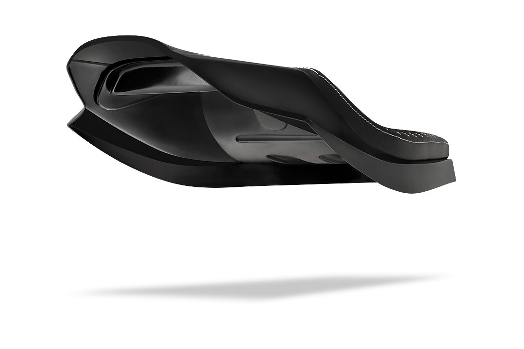 ウェビック 楽天市場店のC-RACER シーレーサー 汎用フラットトラッカーシート サイドゼッケンプレート付き シート シート関連 外装 ステッチカラー：Red：レッド / 生地の仕様：Brown：ブラウン / ステッチタイプ：SQUARE：スクエア｜アングル3