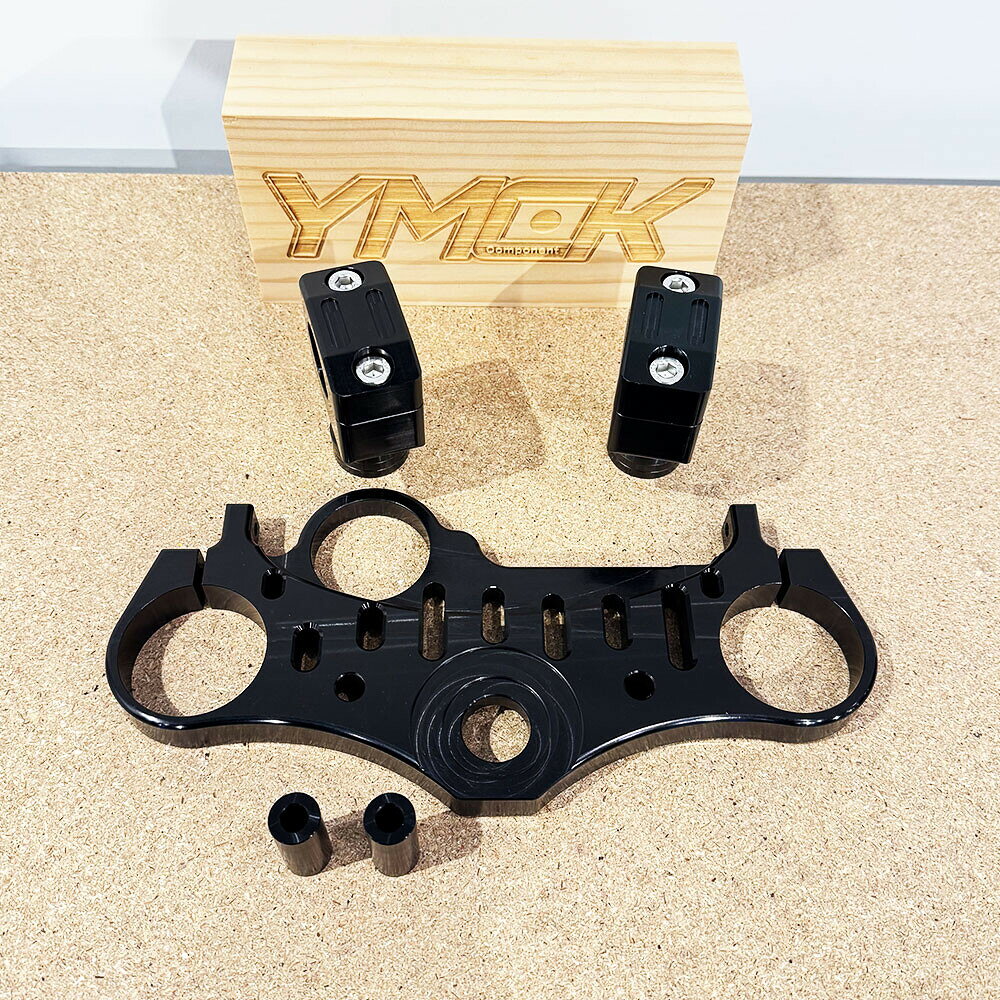 ■商品概要■製品仕様(X916TBR)素材：A2017加工方法：CNC(削り出し)カラー：アルマイトブラック製造国：日本(Made in Japan)■内容品トップブリッジ　×1キーシリンダー取り付けカラー　×2キーシリンダー取り付けボルト　×2ハンドルライザー(左右)　×2トップブリッジクランプボルト　×2ライザー取り付けボルト　×2■詳細説明純正トップブリッジと交換するボルトオン設計となっております。付属の専用ハンドルライザーは、純正比で-5mm刻みの2段階調整(最大-10mm)が可能。クランプを180度回転させることで、ハンドルを前方へ約10mm移動可能。ライディングスタイルに合わせて、最適なポジションを追求できます。また、ライザーを使用せずセパレートハンドルを装着しても、違和感なくスタイリッシュにフィットするデザインを採用。さらに、別売りの専用メーターブラケットキット【X916MB】やヘッドライトブラケット【X916HB】との組み合わせにも対応し、カスタムの幅が大きく広がる機能美と拡張性を兼ね備えました。■注意点※在庫状況によってはお届けにお時間を頂戴する場合がございます。※本体の形状は予告なく変更になる場合がございます。※メインキーシリンダーは、M8ボルトで取り付け可能です。ハンドルロックも使用可能。※メインキーの取り外しは、ドリル等での加工が必要です。交換の際は必ず、整備士にご依頼下さい。※お写真はイメージとなります。※お客様のお使いのモニター設定、お部屋の照明等により実際の商品と色味が異なる場合がございます。※製造時の切削痕がある場合がございますご了承下さい。※写真と現物ではアルマイトの発色が異なる場合があります。※アルマイトの特性上、着色の欠け(電極接点部)が生じる場合があります※メーカー都合により商品の仕様変更がある場合がございます。ご了承ください。　※受注生産品です。■適合車種XSR900&ensp;XSR900 年式: 16-21