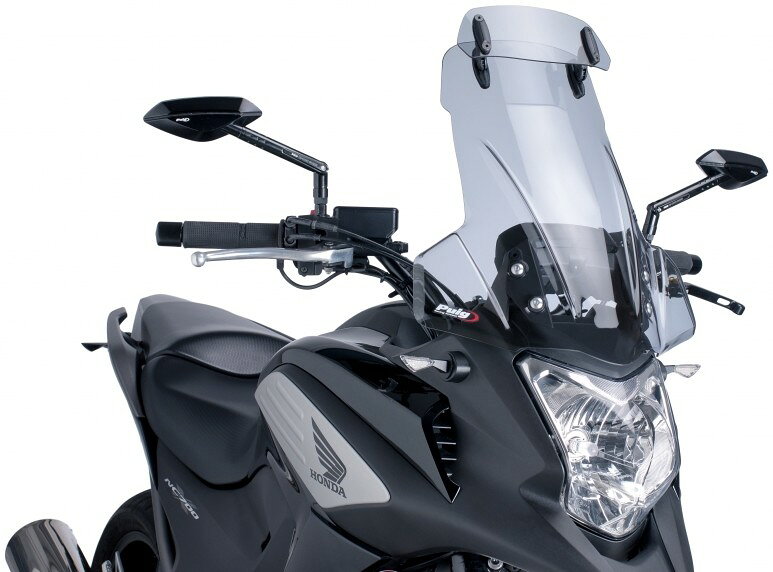 ■商品概要カラー：スモーク素材：アクリルスクリーン長：STD(ノーマル)比 +15cmから+5cm調整式■詳細説明空気抵抗の低減と防風効果の両立を目指す事が「RACINGSCREENS」の特徴なら、この「TOURINGSCREENS」は、最大限の防風効果を目指す事に特化している事が最大の特徴で有ると言えます。より自然な乗車姿勢下でのウインドプロテクションを徹底追求。Puig社風洞による徹底した空力解析と、実走行の繰り返しにより導き出された形状は、いたずらなスクリーンの大型化が招く、ハンドリングやルックスへの悪影響も回避しています。更に、クリアな視界を確保すべく、素材には3mm厚アクリルを採用、ストックスクリーンを凌駕する、ゆがみの無いクリアな視界を実現(ブラック、カーボン等一部カラー製品は透過光率がゼロの製品もございます)。シティーライドからロングツーリングまで、「TOURING SCREENS」は、あらゆるシーンでの快適性向上に貢献します。■注意点※スモークのみの設定です。■適合車種NC700X&ensp;NC700X 年式: 12-13NC750XD&ensp;NC750XD 年式: 14-15NC750X&ensp;NC750X 年式: 14-15