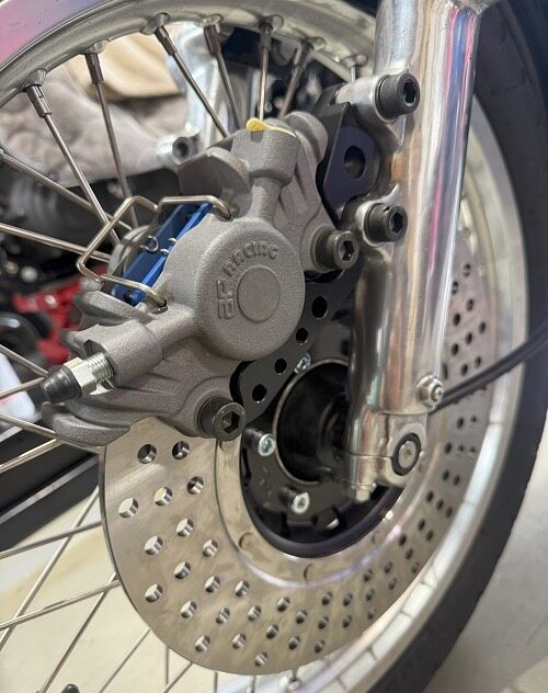 SPEED SHOP ITO スピードショップイトウ PMC KYB36Z／296mmSディスク用CP2696キャリパーサポート Z1 Z2 KAWASAKI カワサキ キャリパーサポート・ブラケット ブレーキ 本体仕様：穴あきブラック / フォーク側ボルトカラー：ブラック / キャリパー側ボルトカラー：シルバー