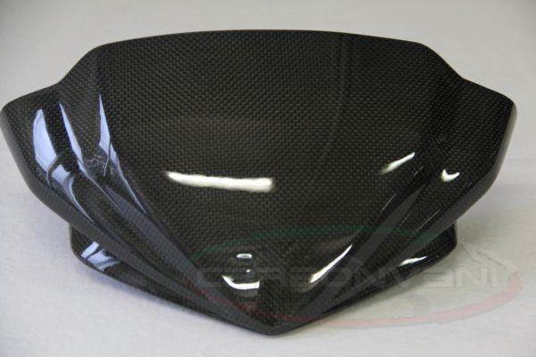 ■詳細説明製品は全てプリプレグカーボンを使用したドライカーボン製です。使用中、UVからの劣化を防ぐためクリア（ツヤ有/ツヤ無）塗装を施して仕上げています。外観の高級感と高品質を両立した製品は本国でも大きな話題となっています。CARBONVANI製品は全てクリア塗装のツヤの有/無が選択可能です。■注意点※CARBONVANI製品は、ハンドメイドのため取り付け部分を削ったり、　取り付け穴の調整、穴あけ加工等が必要な場合がございます。　また取り付けの際、外した純正部品の一部を流用する場合がございます。　加工前提の製品の為、取り付けは技術のある専門店での取り付けを強く推奨します。※輸入商品のため、メーカー欠品の場合は3ヶ月ほど納期がかかる場合がございます。ご了承下さい。※取付には別途タイラップ・取り付けボルトの使用が必要になる場合がございます。※取付に際し、多少の加工が必要になる場合がございます。ご了承下さい。画像はイメージです。　※受注後のキャンセル、返品、都合交換はできません。予めご了承ください。■適合車種BRUTALE [ブルターレ]&ensp;BRUTALE [ブルターレ] 年式: 10-