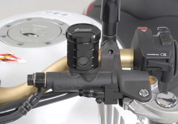 ■商品概要カラー：ブラックアルマイト■詳細説明ドイツメーカー「GSG MOTOTECHNIK」社製オイルタンクアルミ削り出しタンクにステンレスの取り付けステーが付属されております。(ステーセット商品のみ)オイル量を確認出来る窓付きです。アルミCNCマシニングにより削り出し加工で制作。ドイツ国内安全規格／ドイツ交通省／ABE 認可品■適合車種CB1000R&ensp;CB1000R 年式: 08-&ensp;&ensp;備考: (SC60)
