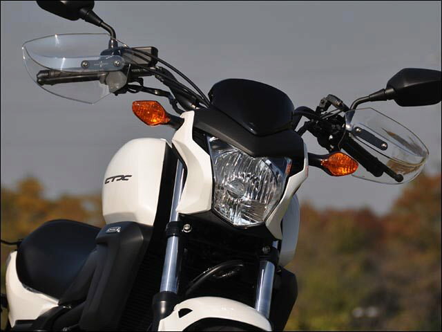 ■商品概要シールド厚：3mmシールド本体：ポリカーボネイト【SIZE】LENGTH：150mmWIDTH：250mmDEPTH：80mmステンレスビスポリカーボネイトワッシャロックナット採用■詳細説明走行風よりライダーの拳や指先を保護するナックルガード。シールド本体はポリカーボネイト製で、色はクリアとスモークから選択できます。十分な強度をもたせた取付けステーは高い風圧を受けてもガタツキが出ないように考慮された形状を持ち、左右のミラーに共締めするだけのボルトオン設計です。　※画像はイメージです。■適合車種CTX700N&ensp;CTX700N 年式: 13-