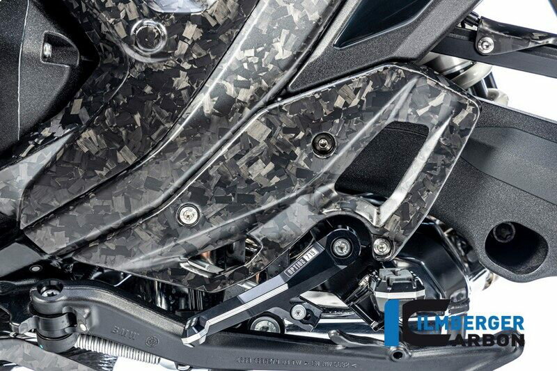■詳細説明R 1300 GS用フットレストプロテクターは、その印象的なサイズにより際立ち、足を最適に保護します。素材には、革新的なBDCが使用され、コンポーネントに全く新しい個性的なタッチを与えます。イルムバーガーでは、この素材も手作業でラミネートされ、オートクレーブで何段階かの硬化を経て、刺激的な美しさだけでなく、技術的な特性も印象づけます。この高品質な素材をあらゆる環境影響から最適に保護するため、イルムバーガーは世界で唯一、すべての表面に特別に開発されたプラスチックコーティングを使用しているカーボンメーカーです。この高品質な素材を最適に保護するために、私たちは特別に開発されたプラスチックコーティングをすべての表面に使用している世界で唯一のカーボンメーカーなのです。私たちのクリアワニスと組み合わせることで、以前は実現できなかったユニークな深みのある効果が得られ、素材の高い品質が本領を発揮します。-ドイツABE社製-独自のプラスチック・コーティングにより、すべての表面(内側と外側)を密閉し、あらゆる環境影響から保護、■注意点※取扱説明書が付属する場合は、外国語となります。※輸入商材の為、納期が遅れる場合がございます。あらかじめご了承ください。※画像には他の商品が含まれている場合があります。※メーカー都合により商品の仕様変更がある場合がございます。ご了承ください。　※画像はイメージです。