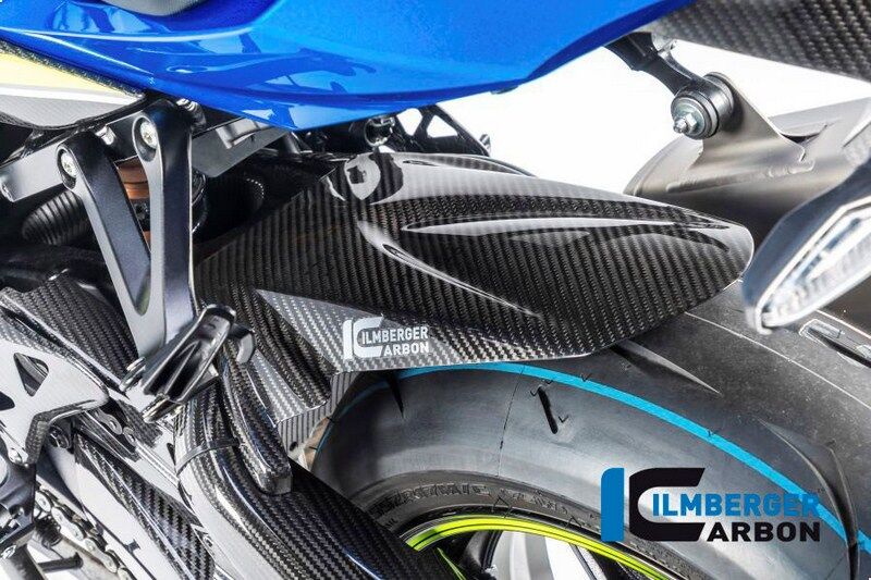 ■詳細説明2017年からのスズキGSXR1000用のカーボン製リアフェンダーは、オリジナルの部品と直接交換するもので、主にバイクの軽量化(最大70％減)と部品の高剛性化に寄与します。イルムバーガーの他のカーボンファイバーパーツと同様に、最新のプロトコルと業界標準に従って作られたもので、現在の「業界最高水準」の実践のあらゆる側面を包含していると考えることができます。このパーツは、オートクレーブを使ってプリプレグカーボンファイバー材料から完全に作られています。すべてのカーボンパーツと同様に、外観を向上させるだけでなく、カーボンファイバーを傷から守り、独自の紫外線耐性を持つクリアプラスチックコーティングを使用しています。■注意点※取扱説明書が付属する場合は、外国語となります。※輸入商材の為、納期が遅れる場合がございます。あらかじめご了承ください。※画像には他の商品が含まれている場合があります。※メーカー都合により商品の仕様変更がある場合がございます。ご了承ください。　※画像はイメージです。■適合車種GSX-R1000R&ensp;GSX-R1000R 年式: 17-22GSX-R1000&ensp;GSX-R1000 年式: 17-22
