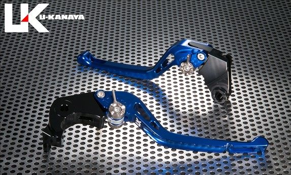 ■注意■この商品は下記となります。必ずご確認ください。レバーカラー：ブルー / アジャスターカラー：グリーン / レバータイプ：ロング(レバー部全長：約173mm)■他の商品はこちらですレバーカラー：ブラック / アジャスターカラー：ブラック / レバータイプ：ロング(レバー部全長：約173mm)はこちらレバーカラー：ブラック / アジャスターカラー：ゴールド / レバータイプ：ロング(レバー部全長：約173mm)はこちらレバーカラー：ブラック / アジャスターカラー：シルバー / レバータイプ：ロング(レバー部全長：約173mm)はこちらレバーカラー：ブラック / アジャスターカラー：ブルー / レバータイプ：ロング(レバー部全長：約173mm)はこちらレバーカラー：ブラック / アジャスターカラー：レッド / レバータイプ：ロング(レバー部全長：約173mm)はこちらレバーカラー：ブラック / アジャスターカラー：チタン / レバータイプ：ロング(レバー部全長：約173mm)はこちらレバーカラー：ブラック / アジャスターカラー：グリーン / レバータイプ：ロング(レバー部全長：約173mm)はこちらレバーカラー：ブラック / アジャスターカラー：オレンジ / レバータイプ：ロング(レバー部全長：約173mm)はこちらレバーカラー：ゴールド / アジャスターカラー：ブラック / レバータイプ：ロング(レバー部全長：約173mm)はこちらレバーカラー：ゴールド / アジャスターカラー：ゴールド / レバータイプ：ロング(レバー部全長：約173mm)はこちら...■詳細説明強度・耐食性に優れた6061アルミ材を使用しています。●U-KANAYAの製品は元GPライダーの金谷秀夫氏と内商会のコラボレーションによる商品です。U-KANAYAの管理の下で精密加工しております。●U-KANAYAの全商品は、日本国内にて専門のスタッフが製品の組み立て及び検品を行っておりますので、安心してご使用いただけます。■ GPタイプレバーの特徴 ■●レバー本体を肉抜き加工することでより軽快なデザインへ変わりました。●レバー先端には高速走行時の空気抵抗を低減する為の穴加工(スリット)を追加。●アジャスト機構のツマミデザインを変更し、従来品に比べ操作性が改善されています。●レバーエンド形状の最適化によりバーエンドへの接触を極力おさえる構造に仕上げています。■ 商品説明 ■●高強度で耐食性に優れた6061のアルミ材をマシニング加工後、硬質アルマイト処理を施して高級感のある仕上がりになっています。●精密なフルマシニング加工により高級感のある仕上がりとなっています。●レバー8色×アジャスター8色、合計64種類のカラーバリエーションで愛車のカスタムコーディネートに一役買います。●純正のレバーと入れ替えるだけで簡単に装着可能です。車種によっては純正の部品を流用します。●純正レバーと比べてレバー位置が手前にくるため力を掛けやすい形状になります。手の小さい方や純正レバーを遠くに感じていた方に特にお勧めです。●カチッとしたクリック感の良いワンタッチアジャスターによりレバー位置を近くから遠くまで6段階で調整可能。レバー先端部分で約30mmの調整幅があります。●U-KANAYA独自の管理システムを導入していますので、万が一のアクシデントによる破損部品の部品供給にも迅速に対応可能です。●補修部品も細かく設定されているので、破損部品の供給もスムーズです。●ブレーキ・クラッチ共に社外ニッシンマスターシリンダー用に変更することも出来ます。例：ブレーキ側：ニッシンラジアルマスターシリンダー、クラッチ側：ニッシン横押しマスターシリンダー●また、ブレーキ側のみ社外ニッシンマスターシリンダー用にも変更出来ます。例：ブレーキ側：ニッシンラジアルマスターシリンダー、クラッチ側：純正クラッチホルダー■注意点※モニターの環境により、画像の色が実物と若干異なって見える場合がございます。※画像はイメージです。取付アタッチメントの形状が実物とは異なる場合があります。※商品は予告なしに価格や仕様を変更する場合がありますのでご了承ください。※純正のクラッチレバーホルダーカバーが付いている車輌の場合、一部加工または取り外しが必要な場合があります。※画像には他のアジャスターカラーが含まれています。※レバー部全長はアタッチメント部は含みません。■適合車種CBR1000RR-R SP&ensp;CBR1000RR-R SP&ensp;&ensp;備考: (SC82) ※SPモデル専用
