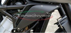 ■商品概要素材：ドライカーボン右用■詳細説明イタリア製CARBONVANI製品はプリプレグカーボンを使用したドライカーボン製品の為、製品が透けて見える様な安価なカーボンとは異なります。艶の光沢が美しく、車体のドレスアップ効果も非常に高い製品です。■注意点※CARBONVANI製品は、ハンドメイドのため取り付け部分を削ったり、　取り付け穴の調整、穴あけ加工等が必要な場合がございます。　また取り付けの際、外した純正部品の一部を流用する場合がございます。　加工前提の製品の為、取り付けは技術のある専門店での取り付けを強く推奨します。※CARBONVANI製品は、ハンドメイドのため取り付け部分のクリア塗装を削ったり、取り付け穴の調整、穴あけ加工等が必要な場合がございます。　※受注後のキャンセル、返品、都合交換はできません。予めご了承ください。■適合車種RIVALE800 [リヴァーレ]&ensp;RIVALE800 [リヴァーレ]