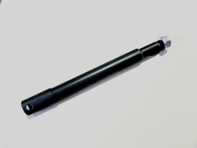 ■商品概要フロントアクスルシャフト純正部品番号「41628-08」に対応■詳細説明「オートバイの潜在的なポテンシャルをいかに引き出すか」RADICAL社が創業当時より常にこのテーマを追求しながら様々なマシーンの製作を手がけてきてたどり着いた結論が「3本のシャフト」でした。この3本のシャフトとは、「前後のアクスルシャフト、スイングアームピボットシャフト」です。この3本のシャフトは、走行中常に「ねじれ」等の大きな力を受け、ホイールとサスペンションをつなぎ、車体の重量を支えている唯一の物なのです。ですからこの部分を強化することにより、走行中の路面からの外力などに対してサスペンションを適確に作動させ、タイヤを路面に安定的に接地させるため、直進安定性が向上し、コーナーリング時のヨーイングを極力抑えることが可能になります。つまり今ついているサスペンションやタイヤ、ホイールといった個々のパーツのポテンシャルを最大限に引き出すことが可能になるのです。また逆の言い方をすれば、どんなに良いサスペンションやホイール、ハイグリップタイヤを装着しても、このシャフトを強化しなければ本当の性能を引き出すことは出来ないということです。RADICAL社の「クロモリアクスル、ピボットシャフト」は、各部を強化した設計になっておりますので、きっと装着してすぐにその違いにお気づきいただける物と確信しております。今乗っているオートバイが、見違えるような物になることは間違いありません！まずは、フロントのアクスルシャフトでその効果を体感してみてください！RADICAL製クロモリシャフトは、材質にシャフトには適材とされる「SCM435H」を使用し、1本1本切削にて加工を施し、必要とされる強度を確保しながら極力肉抜きをして、その後熱処理と調質を行い、硬さと靭性と安全性がバランスした「硬度30」で仕上げております。表面処理はメーカーのメッキと同等の対蝕性を持つグリーンクロメイト処理を行っております。*一部の車種を除いて、中空加工仕上げ■モトクロスレースでもその強度は実証済み！ラジカルのクロモリアクスルシャフトは、極度の曲げやねじれ応力のかかるモトクロスレースなどでもその性能と安全性をテストして、好結果を得ています。また、レース使用後でも曲がりやゆがみは確認されず、安定した強度も確認できています。ハイジャンプの着地やタイトバンクでの切り替えしなど、通常の使用よりもはるかにストレスのかかる状況でも安定したハンドリングを確保出来るようになりました。　（モニター談）■ロードレースでもその効果が実証されています！ロードレースにおいてもGSXR1000に装着してテストを行っております。コーナーリングの車体の倒しこみが確実に軽くなり、切り替えしがすばやく行えるようになった、タイヤの接地感が増し、コーナリングスピードも上がったとの評価を得ています。その結果タイムUPにつながっています。　※画像はイメージです。■適合車種VRSCB V-ROD [V-ロッド]&ensp;VRSCB V-ROD [V-ロッド]XL1200R SPORTSTER [スポーツスター]&ensp;XL1200R SPORTSTER [スポーツスター]
