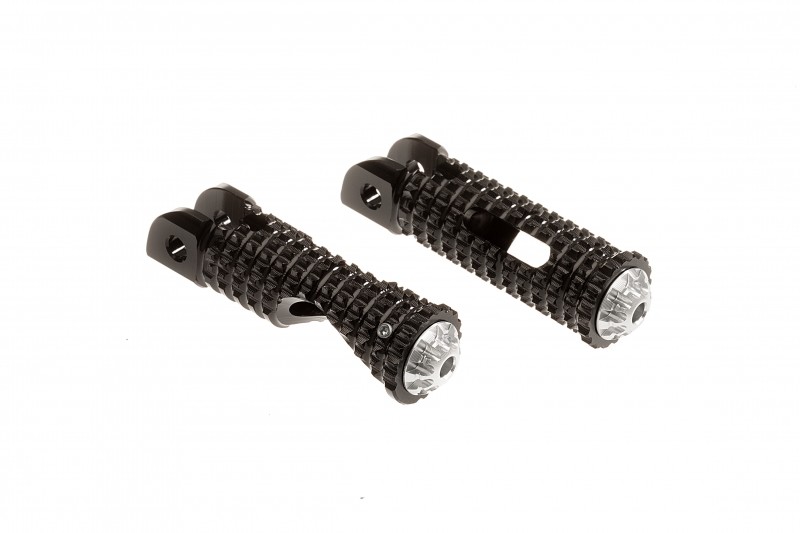 ■商品概要■ライダー用■詳細説明Footrest for OEM sets to improve grip and aesthetics ofthebike.Applicable to the original pegs allow you to have a bettergripwithout slide your foot in both distances in straightandcurved.The processes studied in fields footrest make the race lessslipperytransferring security and peace in the guide withoutchanging anysettings in height or other measures.Being original is applicable on the platform improves gripandaesthetics without making any changes.【参考訳】OEM用のフットレストはモーターサイクルのグリップと美学を向上させます。元のペグに適用すると、直線と曲線の両方の距離で足を滑らせることなく、より良いグリップを得ることができます。フットレストの分野で研究されたプロセスは、高さなどの設定を変更することなく、レースの滑りにくさを軽減し、ガイドのセキュリティと平和を移します。オリジナルであれば、プラットフォーム上で適用可能であり、変更を加えずにグリップと美観を向上させます。■注意点※Webikeにて「CNCRacing(CNCレーシング)」の商品をご購入されたお客様につきましては、商品に関するお問い合わせはWebikeまでお願いいたします。※取扱説明書はすべて英語・その他外国語です。あらかじめご了承ください。※メーカー製造ロットの商品によりロゴが変更になるケースがあります。MADE IN ITALYの刻印が無い商品やCNCRACINGのロゴが、「CNC」のみのデザインもございます。(メーカー本国サイトのロゴのようなデザイン)お客様でご指定は出来ません。あらかじめご了承ください。ロゴデザインの仕様変更に伴うキャンセルや返品は承っておりませんので、あらかじめご了承ください。※画像はイメージです。他のカラーリング／タイプの場合がございます。■適合車種&ensp;&ensp;&ensp;備考: 汎用