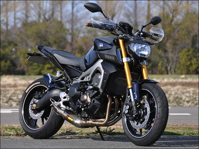 ■商品概要シールド厚：3mmシールド本体：ポリカーボネイト【SIZE】LENGTH：150mmWIDTH：250mmDEPTH：80mmステンレスビスポリカーボネイトワッシャロックナット採用■詳細説明走行風よりライダーの拳や指先を保護するナックルガード。シールド本体はポリカーボネイト製で、色はクリアとスモークから選択できます。十分な強度をもたせた取付けステーは高い風圧を受けてもガタツキが出ないように考慮された形状を持ち、左右のミラーに共締めするだけのボルトオン設計です。※純正オプションの「フライスクリーン」との同時装着も可能です。クラッチ側はホルダーの隙間にステーを差し込むことで回り止めとしています。ブレーキ側はマスターシリンダーの形状に合わせたステー形状。回り止めの役目を果たします。■注意点※画像4はカラー：スモークです。　※画像はイメージです。■適合車種MT-09&ensp;MT-09 年式: 14-16