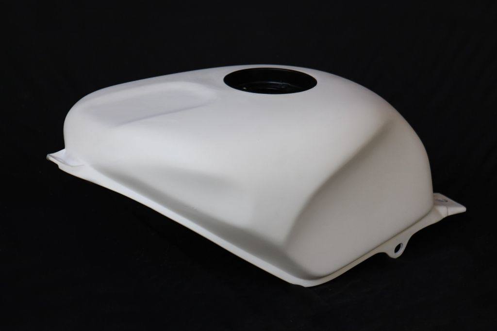 ■商品概要素材：GRP■詳細説明Top quality reproduction of the steel MC28 fuel tank in GRP. This product is a direct replacement for the stock fuel tank and saves approx. a third of the weight of the stock one (2.6 kg ours、 3.9kg for the steel one).Using specially formulated epoxy resin for fuel resistance、 this tank has been tested with a range of fuels from 95 unleaded pump fuel to E85 (85％ ethanol).Laminated with a Kevlar layer for abrasion and puncture resistance、 this fuel tank is both strong and light. Unlike most aftermarket fuel tanks、 this one is designed so that there is no compromise with installation and through use of high quality CNC machined aluminium inserts、 retains the original associated hardware including the stock Honda or keyless fuel tank filler caps and stock fuel cock.Like the stock Honda fuel tank、 it has the correct plumbing for the Honda type breather valve incorporated in the design and also the overflow／drain tube. Uses the stock Honda mounting rubbers for ease and peace of mind in fitment.This product can be used on all MC28 model NSR250s and MC21 models if fitted with an MC28 compatible seat cowling. This means that if you have an MC21 and would like to install this tank、 it is possible by installation with any of the following TYGA seat cowling sets：・BPFS-0005・BPFS-0006・BPFS-0045・BPFS-0046・BPFS-0133・BPFS-0134・BPFS-0135・BPFS-0136・BPFS-0196・BPFS-0198・BPFT-0007・BPCT-0007■注意点※メーカー都合により商品の仕様変更がある場合がございます。ご了承ください。■適合車種NSR250&ensp;NSR250 &ensp;&ensp;備考: MC28&ensp;NSR250 &ensp;&ensp;備考: MC21■商品番号BPFG-0001