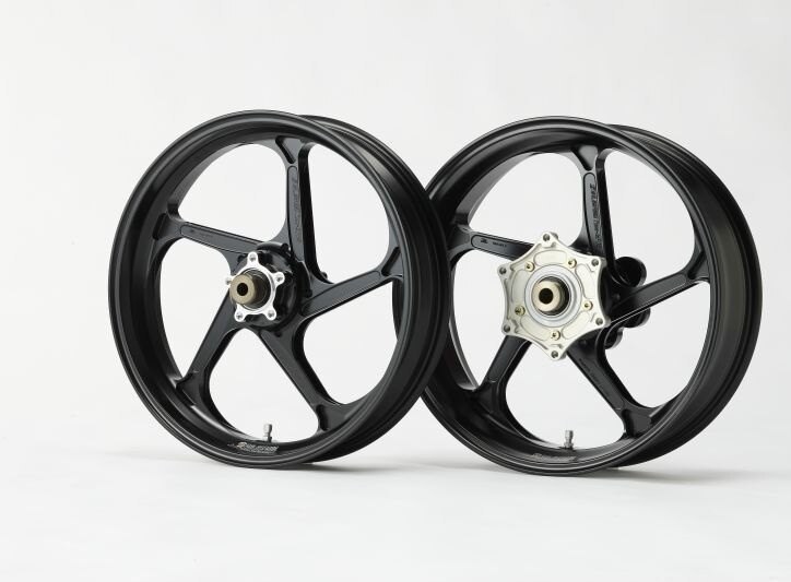 ■商品概要エアバルブ付属(ストレートタイプ／シルバー)ドリブンスプロケット別売■詳細説明経験が生んだ、革新的ホイール。国内外のレースシーンで多くの表彰台を飾るゲイルスピードレーシングホイール「TYPE-GP1」のストリートモデル。独自の切削加工が施された5本スポークで構成され、しなやかさを保ちながら高剛性と軽量化を高次元で実現しています。耐久性、メンテナンス性に優れており長くご使用いただけます。■注意点※ハブ形状は車種により異なります。※ホイール交換により操縦安定性・運動特性が変化します。慣れるまでは十分ご注意ください。※別売の専用スプロケットが必要です(純正使用不可)。※純正のリアディスク用ローターボルトが別途必要です。※メーカー都合により商品の仕様変更がある場合がございます。ご了承ください。　※画像はイメージです。■適合車種CB1000 HORNET SP&ensp;CB1000 HORNET SP 年式: 25&ensp;&ensp;備考: (ABS)CB1000 HORNET&ensp;CB1000 HORNET 年式: 25&ensp;&ensp;備考: (ABS)CB1000F&ensp;CB1000F 年式: 26&ensp;&ensp;備考: (ABS)