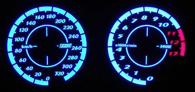 ■商品概要・A.Sスタイル・2色切替機能付・320km／h表示■詳細説明●A.Sスタイル人気のホワイトパネルをベースに、アウトラインを強調したスポーティなデザインです。ゼロ指針が真下から始まる、フルスケールメーター専用設計は、アナログメーターの良さを最大限に表現してくれます。300km／hの表示とともに、特に夜間の発光時の鮮やかさに、きっとご満足いただけるでしょう。★国内設計「ハイ・クオリティ」「ハイ・ユーティリティ」「リーズナブル・プライス」を実現！★ノーマルのメーター指針を取り外すことなく取り付けが可能です！(取り付け易さ大幅UP！)★車種専用取り扱い説明書付き！★安心の一年保証！ELメーターとは・・？電圧を加えると発光する物質、E.L(エレクトロ・ルミネッサンス)ディスプレイをメーターに応用し、シート状にしたもの。E.Lシートは超薄型(約0.2mm)が可能なため、自動車・バイク用にパネル化したものをノーマルのメーター上に貼り付けて、電気的に発光させるものです。ELメーターは低電圧で高い輝度が得られ、しかも点ではなく面で光りますので、パネル全体がムラなく均一に発光します。特に夜間の鮮やかな照明は、夜のツーリングを楽しくさせてくれるでしょう。■注意点※2色切替え式はパネルスタイルによって色の変化が少なく分かりにくい場合があります。※ELメーターは紫外線に弱い性質がありますので、装着後は直射日光に当てないようにしてください。※紫外線に当たると表面の変色・変形や寿命にも影響を与えます。※OdaxのELメーターは使用状況にもよりますが、寿命はおおよそ2000-2500h(時間)が目安です。最後はパチンと切れるのではなく、普通は徐々にその光量が減少してきます。したがって、使用時間が一番の目安であり、年数での寿命は個人差が大きいため一概には言えません。また、ライトが常時点灯式であるバイクの場合は常にパネルが点灯していますので、どうしても自動車用と比較した場合、使用条件が悪くなることは否めません。※ELメーターは紫外線に弱い性質があります。この辺が、特にネイキッドバイクへの開発が遅れた理由の一つでもあります。UVコーティングを施し、耐久性を確保していますが、やはり完全な保護は出来ません。そこで、駐車中は紫外線が直接当たらないような工夫をして下さい。製品の特徴をよく理解して「トラブルを未然に防ぐ」ことがカスタムパーツと長く付き合う方法です。※補修用として、パネル(セット)のみ、インバーターのみでも購入ができるようになっております。■適合車種ZZR1400 (ZX-14)&ensp;ZZR1400 (ZX-14) 年式: 06-