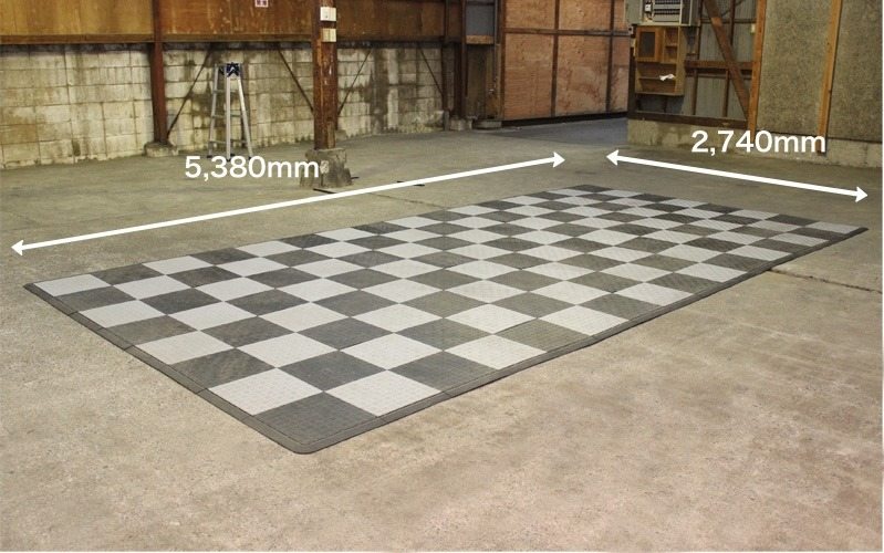 ■納期状況をご確認ください■注意■この商品は下記となります。必ずご確認ください。2枚目カラー：ブラック(64枚) / 1枚目カラー：ネイビーブルー(64枚)他の選択肢はこちら1枚目カラー：ブラック(64枚) / 2枚目カラー：ネイビーブルー(64枚)はこちら1枚目カラー：ダークグレー(64枚) / 2枚目カラー：ネイビーブルー(64枚)はこちら1枚目カラー：ライトグレー(64枚) / 2枚目カラー：ネイビーブルー(64枚)はこちら1枚目カラー：ホワイト(64枚) / 2枚目カラー：ネイビーブルー(64枚)はこちら1枚目カラー：レッド(64枚) / 2枚目カラー：ネイビーブルー(64枚)はこちら1枚目カラー：ブルー(64枚) / 2枚目カラー：ネイビーブルー(64枚)はこちら1枚目カラー：イエロー(64枚) / 2枚目カラー：ネイビーブルー(64枚)はこちら1枚目カラー：グリーン(64枚) / 2枚目カラー：ネイビーブルー(64枚)はこちら1枚目カラー：クリーム(64枚) / 2枚目カラー：ネイビーブルー(64枚)はこちら1枚目カラー：オレンジ(64枚) / 2枚目カラー：ネイビーブルー(64枚)はこちら2枚目カラー：ダークグレー(64枚) / 1枚目カラー：ネイビーブルー(64枚)はこちら...■商品概要【セット内容】テックタイル：128枚エッジ：48枚コーナー：4個【セットサイズ】2740mm×5380mm【単品サイズ】・テックタイル：330mm×330mm×13mm・エッジ：330mm×50mm・コーナー：50mm×50mm【重さ(単品)】・テックタイル：約490g・エッジ：約55g・コーナー：約10g・ロック：約1g【仕様】・耐回転荷重：80000ポンド(約36トン)・耐圧：3120psi 219kgf／cm2・耐温度性：-30度から120度・防炎レベル：日本の消防法における防炎物品「認定製品」防炎性能試験クリア・耐性：耐衝撃性、紫外線防止、酸化防止、耐家庭用化学薬品、耐石油製品(変色の可能性あり)・使用環境：屋内■詳細説明【Tough Easy Cool TECTile】クールなフロアがガレージを変える！多彩なフロア演出テックタイル(樹脂製連結パネル)を敷くことで、デザイン性に優れたフロアを簡単に作ることができます。機能面では滑りにくく、既存床の保護にもなります。【テックタイルの活用シーン】展示会ブース、ガレージ、ショールーム、オフィス、工場、店舗、フィットネスジムなど場所を選ばず、さまざまなところでご使用いただけます。【So Tough！ 丈夫で安全】テックタイルは、丈夫で耐久性に優れた合成樹脂で作られており、元の床の保護にも貢献します。また、適度な突起は滑り止め効果があり、安全性の高いフロアを実現する事が可能です。【So Easy！ 設置・外し簡単】テックタイルの設置や取り外しは超簡単！工具無し、誰でもワンタッチ感覚で高機能フロアが完成します。【So Cool！ 縞鋼板デザイン11色】テックタイルの縞鋼板デザインは、頑丈且つ洗練されたイメージがあり、場所を選ばず飽きのこないデザインです。カラーは11色あり、お好みの組合せでフロアを作り上げることができます。【軽量 一枚490g】1枚約490gと軽量で、持ち運びも可能。ガレージや店舗などの据え置き設置だけでなく、展示会やイベントなど様々な場所に持ち出してお使い頂けます。【防炎物品】テックタイルは防炎性能基準の条件を満たした【防炎物品】として登録されておりますので、消防法で定められている防炎物品の使用と表示が義務付けられている施設や建物においても安心してご使用いただけます。・消防法不特定多数の人が出入りする施設・建築物で使用されるカーテン、じゅうたんや、工事現場に掛けられている工事用シート、劇場等で使用される舞台幕等も「防炎物品」の使用が義務づけられており、これらには「防炎」の表示をつけなければいけません。テックタイルは防炎物品のじゅうたん等の種類に分類され防炎規制の防火対象物に該当します。・対象物カーテン、暗幕、どん帳、布製ブラインド、じゅうたん等(テックタイル該当)、展示用合板、舞台において使用する幕および大道具用の合板、工事用シート。【タフでイージー、クールなTECTileは、とても経済的！】使い切りで毎回費用が掛かるパンチカーペットに対し、TECTileは1度の購入で何度も使用可能！パンチカーペット3回分の費用で導入でき、展示会やイベントへの出店・装飾コストの削減に貢献します。■注意点※画像には他のカラーリング・タイプが含まれている場合があります。※テックタイル単品のサイズは連結突起部を含まない値です。※セット商品では、必要分のロックを予めエッジに取り付けて出荷しております。※ロックのみの販売は行っておりませんので、予めご了承ください。※連結の際にロック部分が噛み合っていないと、しっかり連結できず隙間が空いてしまいますので、正しく連結してください。※加工内容は例として記載しているものであり、加工自体をお勧めするものではありません。加工される場合は、あくまでもユーザー様自身のご判断且つ責任の元で実施されてください。※適さない設置場所・勾配・段差・凹凸・砂利場・砂場・芝生・牧草地などはテックタイルを敷く床に適していません。・適していない場所に設置使用した場合、テックタイルが外れたり割れたりする可能性があります。・これらの場所での設置利用は控えてください。・ガレージ出入り口部分に勾配があり、出入りする際テックタイルが外れてしまうことがあります。・テックタイル同士数列分を接着することで、外れにくくなる場合があります。・ポリプロピレンを接着することが可能な接着剤をご使用ください。※接着施工や加工はお客様自身の判断で実施ください。屋上やベランダでご使用される場合、風で飛ばされないようにしてください。※材質の特性・テックタイルはポリプロピレン樹脂を主原料としており、材質特性に準じた熱膨脹や冷収縮、反りなどが発生する場合があります。・特に日光が当たる場所(熱が加わる場所)や設置面積が広い場合には、床1面にテックタイルを敷き詰めるのではなく、2分割や3分割などの複数に分割し、壁や分割したタイル同士のクリアランスを十分設けて施工してください。※傷付きについて・テックタイルは元の床の保護や、ガレージ・フロア・空間演出を目的とた合成樹脂製品です。・合成樹脂製品ですので、サイドスタンド・センタースタンド・ガレージジャッキ・工作機械などの接地によりテックタイル自体には傷が付きますが、元の床はしっかり保護されます。※但し極度の荷重が掛かった場合にはこの限りではありません。・傷を気にされる場合、市販されているサイドスタンドパッドやゴムシートなどを合わせてご使用することをお勧め致します。※ズレについて・車両を出入りさせる際に加速やハンドル操作でテックタイルがズレる場合があります。・ゆっくり(クリープ現象程度)出入りするようにしてください。・設置する床(土間)とテックタイルの間には摩擦抵抗が必要です。・摩擦抵抗が低い床に設置した場合、車両の移動やハンドルを切るだけで、タイルがズレたり外れてしまう可能性がありますので、床とテックタイルの間に薄いゴムシートなどを敷くことで、ズレや外れを軽減することが可能です。※組み合わせと取り外し・テックタイルは、ガレージだけでなくイベントや展示会などでの使用も考え、組み合わせと取り外しを簡単にできるように作られています。・組み合わせの硬さが硬すぎると、なかなか組み合わせることができませんし、外すのもとても大変で設置や取り外しに時間が掛かります。・テックタイルは適度な硬さでスムーズな設置と取り外しが可能です。動画をご確認ください。※メーカー都合により商品の仕様変更がある場合がございます。ご了承ください。　※受注生産品です。　※受注後のキャンセル、返品、都合交換はできません。予めご了承ください。　※画像はイメージです。