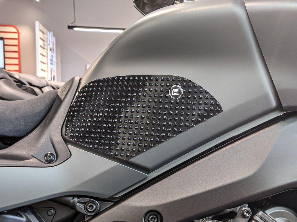 Eazi-Grip ������������å� �ˡ�����åץ��ݡ��� TANK GRIP PERFOMANCE TRACER 9 GT YAMAHA ��ޥ� �ˡ�����åץѥå� ���󥯴�Ϣ ���� �����ס�PRO(�������å�) ���顼���֥�å�