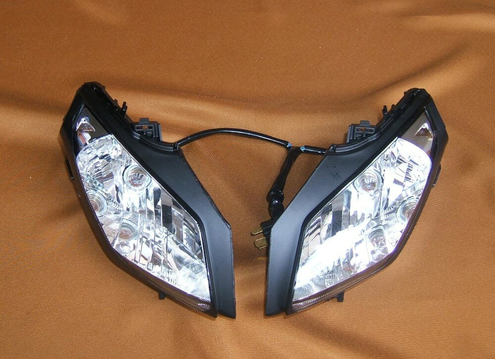 ■詳細説明このスリークな一体型ダブルヘッドライトユニットは、OSRAM35/35ハロゲンバルブと最新の反射板/リフレクタ技術を使用しています。ライト付きですぐにご使用いただけます。TYGA PerformanceのフェアリングBPFU-9028に当てております。