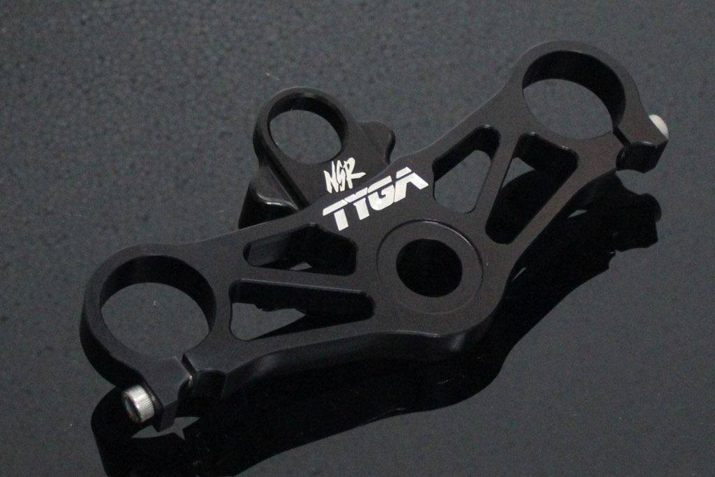 ■商品概要カラー：ブラック【セット内容】・Top Triple Clamp(品番：TYLY-1041)・Ignition Switch Holder MC21(品番：TYLY-1141)・Spacer Top Triple(品番：TYLY-1170D)■詳細説明Designed and machined in house by TYGA、 as a direct replacement for the OEM top triple clamp. FEA tested and developed for increased strength without unnecessarily increased weight.Crafted from aircraft spec 6061-T6 alloy、 the top triple clamp is ready to fit.The detachable ignition switch／lock holder is positioned to allow use of the steering lock、 but can be removed for race use.■注意点※メーカー都合により商品の仕様変更がある場合がございます。ご了承ください。■適合車種NSR250&ensp;NSR250 &ensp;&ensp;備考: MC18■商品番号TYLY-1072