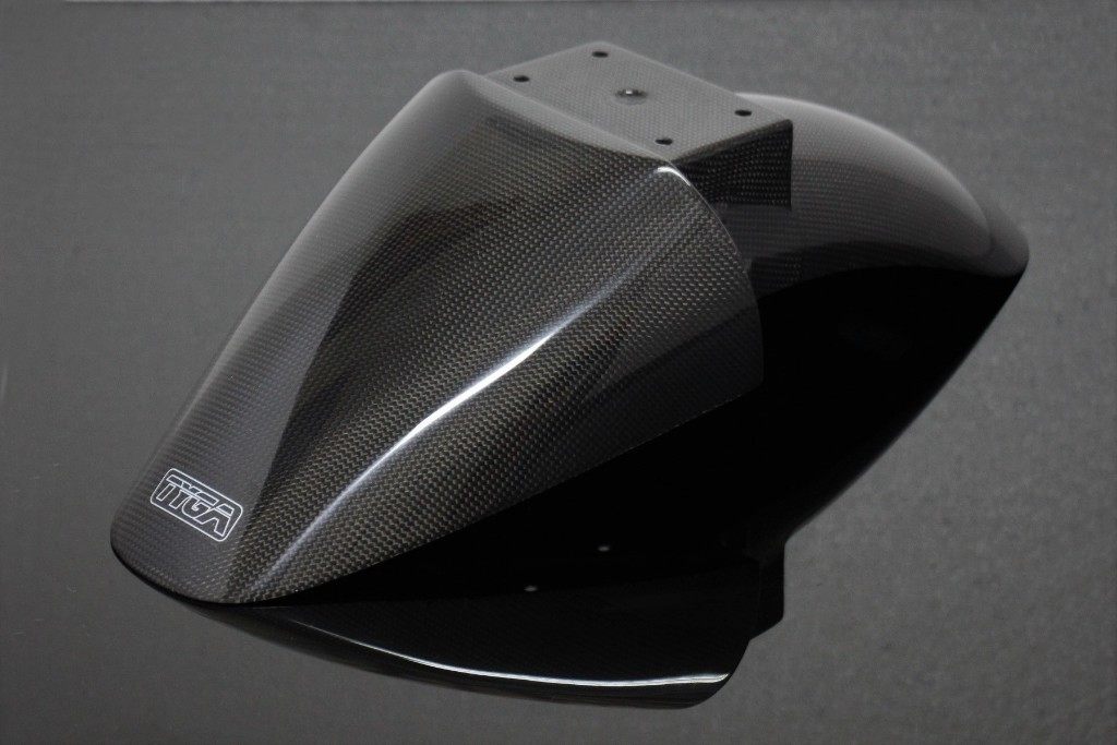 ■商品概要素材：カーボン■詳細説明純正スズキ RGV250 VJ21 フロントフェンダーをリアルカーボンファイバーで再現。高光沢仕上げで美しさを増し、バネ下重量を軽減します。(部品重量 約0.26kg)■注意点※メーカー都合により商品の仕様変更がある場合がございます。ご了承ください。■適合車種RGV250&ensp;RGV250&ensp;&ensp;備考: VJ21