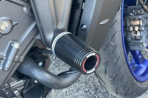 ■注意■この商品は下記となります。必ずご確認ください。ステップバーエンドカラー：ロゴ無 / ステップバー：ジュラコン／ホワイト■他の商品はこちらですステップバーエンドカラー：ロゴ無 / ステップバー：ジュラコン／ブラックはこちらステップバーエンドカラー：ロゴ有 / ステップバー：ジュラコン／ホワイトはこちらステップバーエンドカラー：ロゴ有 / ステップバー：ジュラコン／ブラックはこちら※リンク先に商品がない場合、すでに完売している商品となります。予めご了承ください。■商品概要フレームタイプ左右セットジュラコンサイズ：Φ50アルミ削り出し製ベースプレートとスライダーのSET■注意点※装着画像は 342-284-000BX ロゴ有 ジュラコン／ブラック です。※スライダー部分(ジュラコン)に関しては「ロゴ有」か「ロゴ無」かをお選びください。※画像には他の商品が含まれている場合があります。※メーカー都合により商品の仕様変更がある場合がございます。ご了承ください。■適合車種TRACER9 GT&ensp;TRACER9 GTTRACER9GT+ Y-AMT&ensp;TRACER9GT+ Y-AMT 年式: 21-TRACER9 GT＋&ensp;TRACER9 GT＋