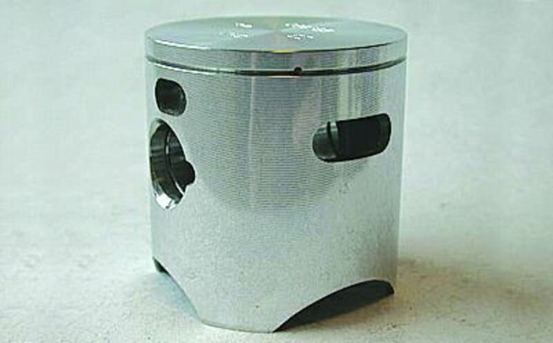 ■商品概要【メーカー品番】22132ABPiston type：CastedPiston compression：Standardsize：Φ55，950mm■詳細説明PISTON FOR HUSQVARNA 125 1992-94 55．95MM■注意点※輸入品のため、説明書が付属する場合、外国語の説明書となります。※メーカー都合により商品の仕様変更がある場合がございます。ご了承ください。　※画像はイメージです。■適合車種WR 125&ensp;WR 125 年式: 92-94&ensp;&ensp;備考: 1T00AA