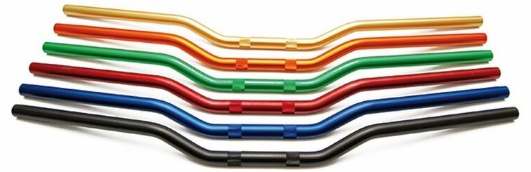 ■商品概要【メーカー品番】551205225クランプ Area 幅 (mm)：240幅 (mm)：705高さ (mm)：75スイープ (mm)：0直径Φ (mm)：22.2カラー：ブラック材質：アルミ■詳細説明High quality hard anodized aluminium 7075Knurkling at the bar mount for better gripMany colors availableLow， medium or dragbar bendMade in Italy■注意点※取扱説明書が付属する場合は外国語となります。※輸入商材の為、納期が遅れる場合がございます。あらかじめご了承ください。※メーカー都合により商品の仕様変更がある場合がございます。ご了承ください。　※画像はイメージです。