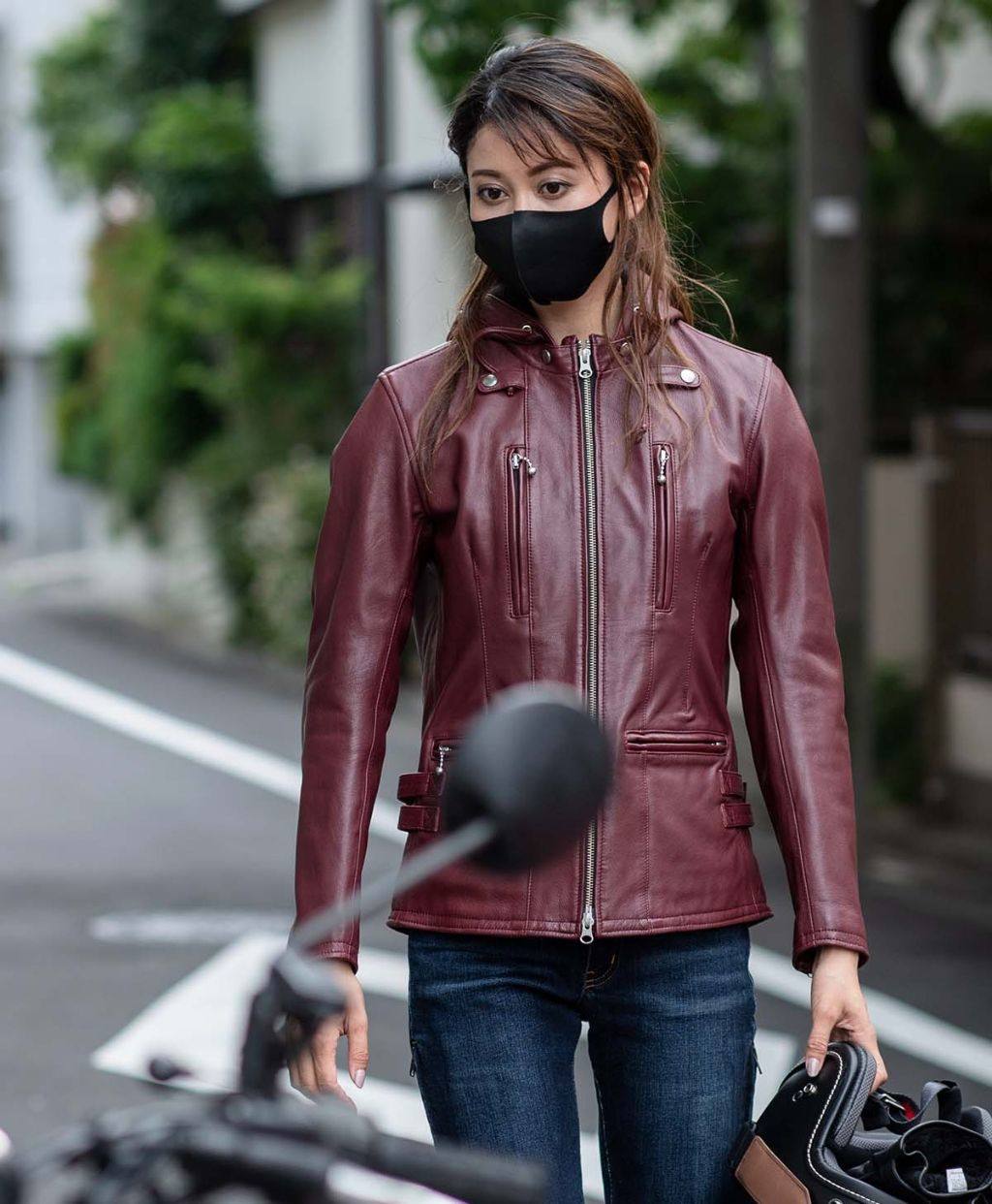 ■商品概要■レディース【カラー】ワイン【素材】表：ゴートスキン(山羊革)裏：ポリエステル ストレッチ■詳細説明着脱可能なフードとライトな着心地が人気のEURO CAPPがレディースパターンとなり登場。基本デザインはメンズと変わらず、ユニセックス寄りのややルーズ目なシルエットながら、女性の体に合わせた専用設計を行う。フードの着いたカジュアルなデザインは柔らかな雰囲気と印象を与え、同時にバイクの車種や着る人を選ばず汎用性が高い。裾の脇部分にはフィット感を調整するベルトを配置。フードを外すことでシングルライダースのような出で立ちになる。肩、肘、脊椎にはパッド袋が付き、任意にプロテクターを装着可能。普段着としてラフなスタイリングにも、またライディング時のバイカーギアとしても使い回しのできる一着。■ブランドK’S LEATHER＆K’S PRODUCT(ケーズレザーアンドケーズプロダクト)シンプル＆ベーシックな質の高いスタンダードから、最高峰のスペック＆フィロソフィーに基づく前衛的なアイテムをラインナップ。安全性、機能性へのこだわりは勿論の事、タウンユースにも馴染むライダースウェアブランド。■デザイン高い人気を誇るEURO CAPPが女性専用パターンとなりレディースモデルとして登場。■商品特徴・肩・肘・脊椎PADポケット付き・ZIP着脱式フード・人体工学に基づいたヘッドファクトリーパターンを採用■クリーニング革専門クリーニング『リフレザー』にご相談ください。■注意点※内装用プロテクターは別売となります。※表記サイズは仕上寸法になり、製品によっては多少の誤差はございます。※ライディングパターンの為、袖丈が長く感じる場合もございます。※袖丈は、革の馴染みで1-2cm程度短くなります。※画像には他のカラーが含まれている場合があります。※メーカー都合により商品の仕様変更がある場合がございます。ご了承ください。