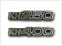 ■納期状況をご確認くださいタイプ：KH250・250(後期)SSはこちらタイプ：KH400・400SSはこちら■商品概要【素材／材質】アルミ製【仕様】両面テープ式【入数】1枚■詳細説明ホット＆クールオリジナル商品■注意点※こちらの商品は1枚ずつの販売です。1台分両サイドが必要な場合は2枚ご購入下さい。※画像には他のタイプが含まれています。※メーカー都合により商品の仕様変更がある場合がございます。ご了承ください。■商品番号006-101-001