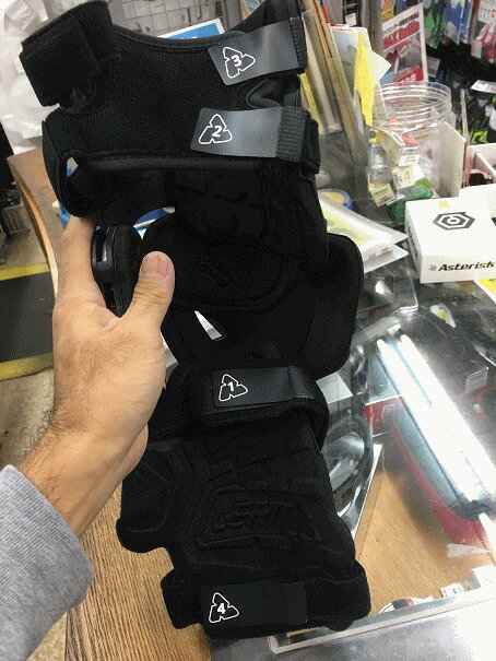 LEATT BRACE �ꥢ�åȥ֥쥤�� C-FRAME �ˡ��֥졼�� �ڥ���˥��� ɨ�ץ��ƥ��������ˡ������� �ץ��ƥ�����