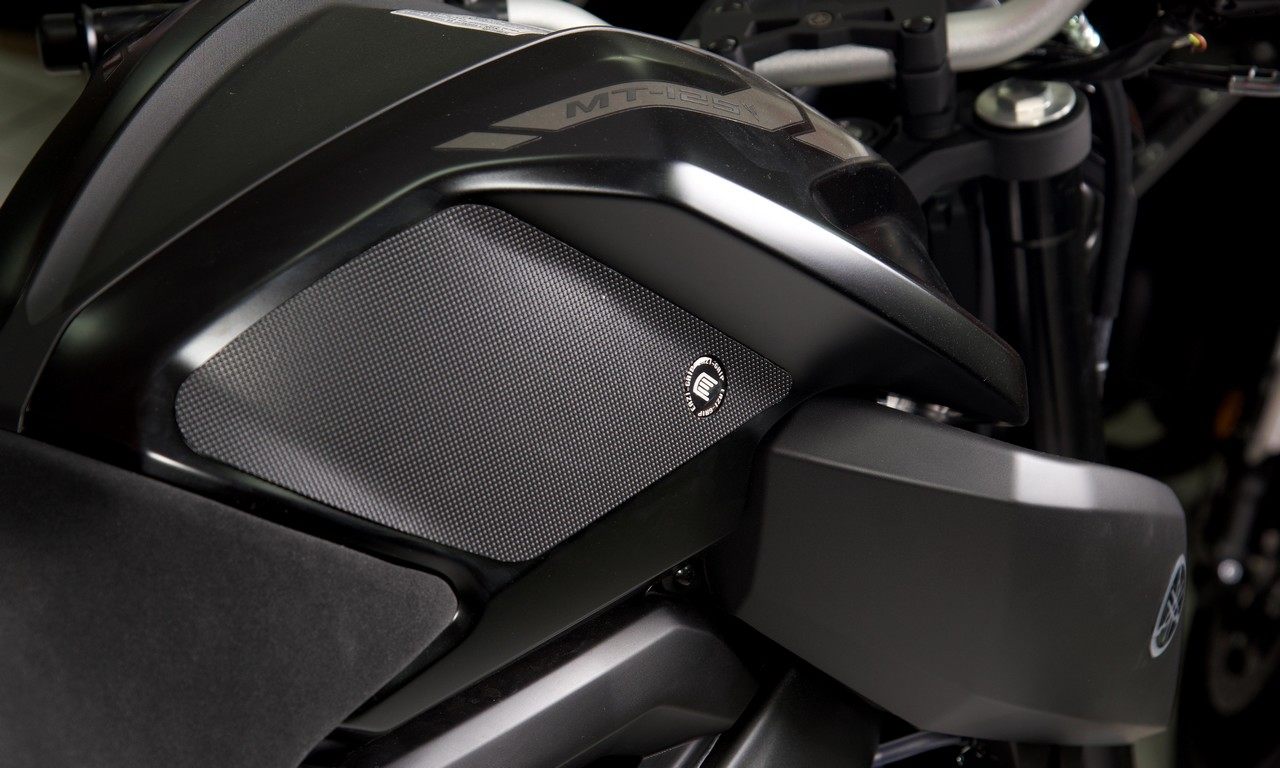 Eazi-Grip ������������å� �ˡ�����åץ��ݡ��� TANK GRIP PERFOMANCE MT-125 YAMAHA ��ޥ� �ˡ�����åץѥå� ���󥯴�Ϣ ���� �����ס�PRO(�������å�) ���顼���֥�å�