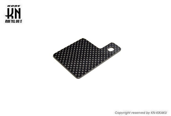 ■商品概要【付属部品】カーボンプレートのみ■詳細説明自賠責のステッカーをおしゃれに。汎用カーボンプレートとしても。カーボンプレートのみとなります。工夫次第でお使いいただけます。■注意点※メーカー都合により商品の仕様変更がある場合がございます。ご了承ください。