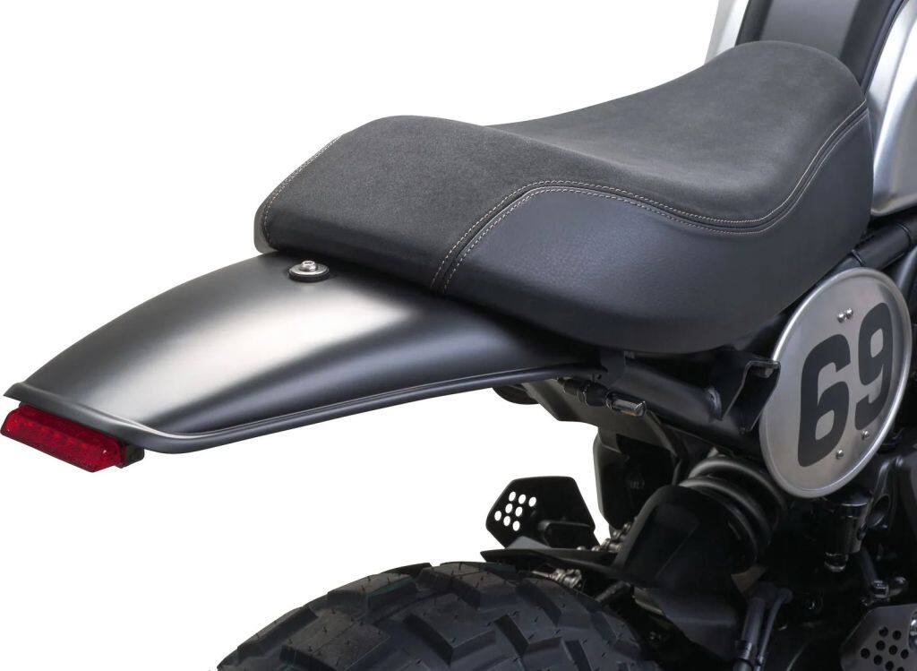■商品概要ドイツのカスタムビルダーJvB Motoは新しいスタイルのマシンを提案、そしてパーツの開発販売を行っています。代表作として製作された「XSR700Super7」はベースモデルからの変貌ぶりと、その完成度の高さに世界中のカスタムビルダーに衝撃を与えました。'ネオレトロ'な雰囲気を残しつつも独自のJvBスタイルへとイメージチェンジされます。JvB Motoで設計・製作したパーツはフレームの切断や溶接を一切行わず、ボルトオンで装着が可能です。■詳細説明■メーカー：JvB Moto(ドイツ)■商品名：TTスタイル　リアフェンダーキット■商品内容：リアフェンダー本体、レッドレンズLEDテール(Eマーク取得)、　　　　　　ウインカーステイ(M8)、ボルト類(画像参照)■素材：ABS樹脂(ブラック)■適合車種：YAMAHA XSR700(純正ソロシートに適合)■注意点適合車種：B34-F4710-00-00純正シート品番画像はイメージです。形状が異なる場合がございます。※本製品にはナンバー取付ステイ、ブラケットは付属しておりません。※メーカー都合により商品の仕様変更がある場合がございます。ご了承ください。■適合車種XSR700&ensp;XSR700 年式: 全年式