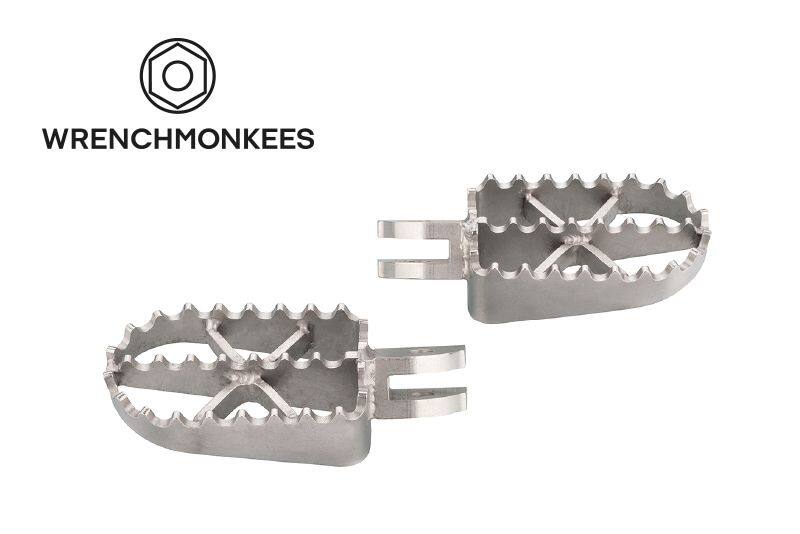 ■商品概要WRENCH MONKEES は2008年デンマーク コペンハーゲンでカスタムバイクビルダーらによって設立されました。北欧ならではのデザインセンスは非常に洗練されており、数々の革新的なカスタム車両を製作してきました。■詳細説明■メーカー：WRENCHMONKEES (デンマーク)■商品名：フロント用フットペグ エンデューロスタイル ステンレス製■商品内容：フットペグ本体■適合車種：YAMAHA XSR900/MT09■品番：KD-30978■注意点画像はイメージです。形状が異なる場合がございます。※メーカー都合により商品の仕様変更がある場合がございます。ご了承ください。■適合車種MT-09&ensp;MT-09 年式: -21XSR900&ensp;XSR900 年式: 16-21