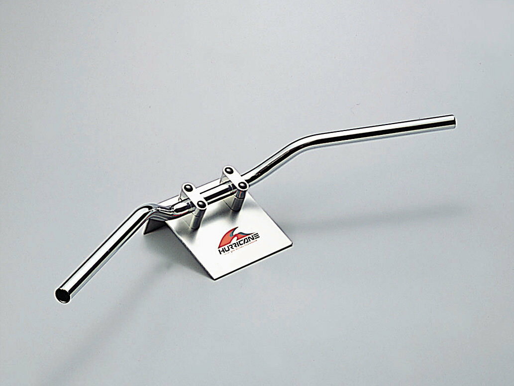 ■商品概要ハンドルカラー：クロームメッキ【セット内容】ハンドル：スチール製クロームメッキ／外径φ22.2mm／内径φ18mmスロットルケーブル・クラッチケーブル：ブラックアウターブレーキホース(右／左ダイレクト仕様)：フルステンレス製メッシュ【ハンドルサイズ】全高：70mm全幅：745mmホルダー取付部の有効幅：125mmプルバックサイズ：165mm内入角度：26度前傾角度：50度■詳細説明【別途必要パーツ・作業】・要スイッチ穴開け加工・要ブレーキフルード・要バンジョーボルト(ダブル)・要サイドキャップ(内径φ18mm用)日本製。試作、装着確認、量産、一貫して自社で管理。東大阪で長年培った技術とノウハウによる素材の厳選、数種類の研磨、品番の刻印、高精度な曲げ加工や溶接、高品質な表面処理など多くのこだわりが詰まったハンドルバーです。引張強さに優れたSTKM13Aスチール材を使用。JMCA安全基準値クリア。被膜が厚く、耐久性・耐食性に優れるトリプルニッケル・クロームメッキ(ニッケル3層＋クローム層)仕上。■注意点※車検証記載の車体寸法から高さ±40mm幅±20mmを超える変更がある場合は構造変更の申請が必要です。※写真中のハンドルクランプ(ホルダー又はポスト)等は商品に含まれません。※サイズ表記は水平時のものです。※画像には他のカラーリング／他のタイプが含まれている場合があります。■適合車種CB400スーパーフォア&ensp;CB400スーパーフォア 年式: 99-07 型式: NC39&ensp;&ensp;備考: vtec I&ensp;CB400スーパーフォア 年式: 99-07 型式: NC39&ensp;&ensp;備考: vtec II&ensp;CB400スーパーフォア 年式: 99-07 型式: NC39&ensp;&ensp;備考: vtec III