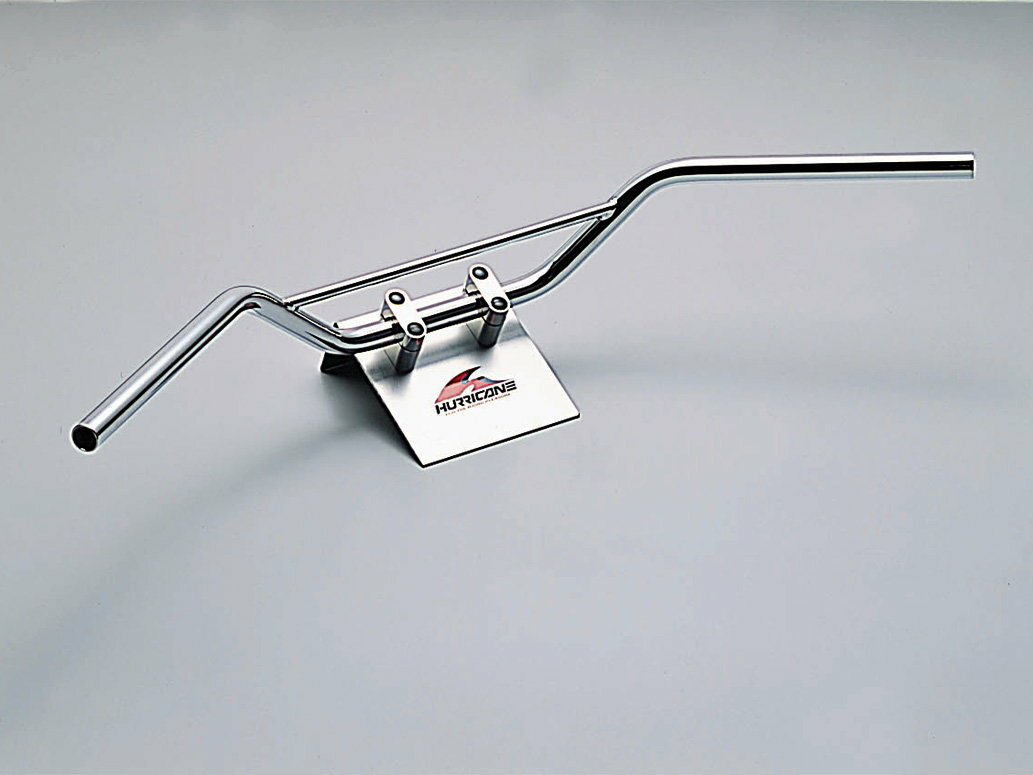 ■商品概要ハンドルカラー：クロームメッキ【セット内容】ハンドル：スチール製クロームメッキ／外径φ22.2mm／内径φ18mmスロットルケーブル：ブラックアウターブレーキホース(右／左ダイレクト仕様)：フルステンレス製メッシュ【ハンドルサイズ】全高：95mm全幅：820mmホルダー取付部の有効幅：150mmプルバックサイズ：230mm内入角度：37度前傾角度：54度■詳細説明【別途必要パーツ・作業】・要スイッチ穴開け加工・要ブレーキフルード・要バンジョーボルト(ダブル)・要ハーネスの延長・要サイドキャップ(内径φ18mm用)日本製。試作、装着確認、量産、一貫して自社で管理。東大阪で長年培った技術とノウハウによる素材の厳選、数種類の研磨、品番の刻印、高精度な曲げ加工や溶接、高品質な表面処理など多くのこだわりが詰まったハンドルバーです。引張強さに優れたSTKM13Aスチール材を使用。JMCA安全基準値クリア。被膜が厚く、耐久性・耐食性に優れるトリプルニッケル・クロームメッキ(ニッケル3層＋クローム層)仕上。■注意点※ABS車はブレーキホースが異なります。※車検証記載の車体寸法から高さ±40mm幅±20mmを超える変更がある場合は構造変更の申請が必要です。※写真中のハンドルクランプ(ホルダー又はポスト)等は商品に含まれません。※サイズ表記は水平時のものです。※画像には他のカラーリング／他のタイプが含まれている場合があります。■適合車種CB1100&ensp;CB1100 年式: 10-16 型式: SC65&ensp;&ensp;備考: (ABS無車)CB1100 EX&ensp;CB1100 EX 年式: 10-16 型式: SC65&ensp;&ensp;備考: (ABS無車)