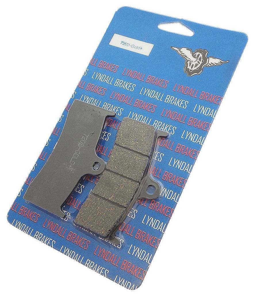 ■商品概要メーカー品番：7202-G素材：オーガニックサイズ：91.6×51.5×8.5mm入数：1セット■詳細説明「LYNDALL：リンドール」はカリフォルニア発祥のブレーキプロダクトのプレミアムブランドです。リンドールがリリースするブレーキパッドはノンシンタードでオーガニックと呼べる素材ですが、使用するローターによってパッドのコンパウンドを変える事で、その性能を遺憾なく発揮する事が可能です。また、ゴールドやブラックに加工されているローターにも、攻撃性が少ないパッドを使用する事でローターを出来るだけ傷つける事無く運用する事が可能。メーカーの実証では18000マイルの走行が可能だったそうです！(※使用環境や使用方法により異なる)■ゴールドプラス：Z-PLUSよりも硬いパッドで、ストックのパッドよりもストッピングパワーが20％高く、重量は半分！ノイズやダストがほとんど出ないライナーながら、ストックより低温でも十分に動作します。なお、このコンパウンドはストックローターにも使用可能。■注意点※取り付けには各種工具と専門的な知識や作業スキルが必要になります。※メーカー都合により商品の仕様変更がある場合がございます。ご了承ください。■適合車種&ensp;&ensp;&ensp;備考: パフォーマンスマシン：シングルピンタイプ6ポッドキャリパー&ensp;&ensp;&ensp;備考: JAY BRAKE：4ポッドキャリパー&ensp;&ensp;&ensp;備考: HHI：6ポッドキャリパー