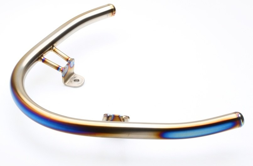 ■商品概要ストライカーワークス オリジナルパーツ【材質】チタン【色】チタンヒートカラー：焼き色チタンミラーフィニッシュ：バフ仕上げ【重量】430g【備考】・手曲げチタングラブバー・純正シート、純正シートカウル対応■詳細説明チタン手曲げグラブバーシリーズの第二弾！Hayabusa用が遂に発売となります。熟練の職人が手作業でチタンパイプを曲げ加工し、さらにチタンステーを溶接！一つ一つオールハンドメイドで制作する拘りの逸品です！職人が一つ一つオールハンドメイド『手曲げ』にて製作しております！焼き色も一つ一つ違った焼き色となりまったく同じ物は存在し無いのが魅力的！バイク乗りの心をくすぐる拘りの逸品！■注意点※シングルシートカウル不可。※高加重は注意。※手曲げハンドメイドでの製作となりますので、左右でステーの角度が異なったりカウルとの隙間に違いが生じる場合が御座います。予めご了承下さい。※画像には他のカラーが含まれています。※メーカー都合により商品の仕様変更がある場合がございます。ご了承ください。■適合車種Hayabusa&ensp;Hayabusa 年式: 22