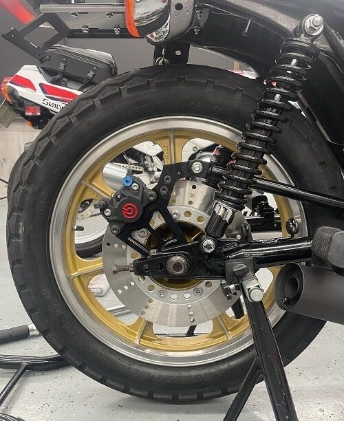 SPEED SHOP ITO スピードショップイトウ Z750FX2／3／GP／ブレンボカニ用リヤキャリパーサポート Z750FX2 Z750FX3 Z750GP KAWASAKI カワサキ キャリパーサポート・ブラケット ブレーキ タイプ：V型ポケットシルバーアルマイト