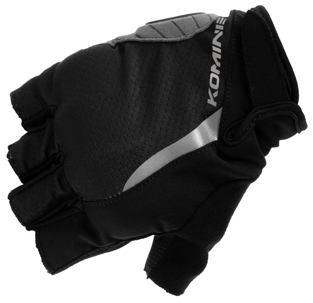 ■商品概要【カラー】Black【MATERIALS】nylon・spandex・polyester【PROTECTOR】knuckle・palm■詳細説明自転車やデリバリー事業者に便利なプロテクトハーフフィンガーグローブ。・自転車やデリバリー事業者に便利なハーフフィンガーグローブ・拳部分にソフトナックルプロテクターを採用・握りやすい立体パターン採用・掌には振動吸収のクッションとラバープロテクターを採用・偽造防止4Dラベル【Feature】・リフレクター夜間被視認性を高めるリフレクター装備・ジェル主にグローブに使用。振動や衝撃を効果的に吸収。・特殊ホログラム技術を応用した偽造防止ラベル付き■注意点※メーカー都合により商品の仕様変更がある場合がございます。ご了承ください。※画像には他のカラーが含まれています。