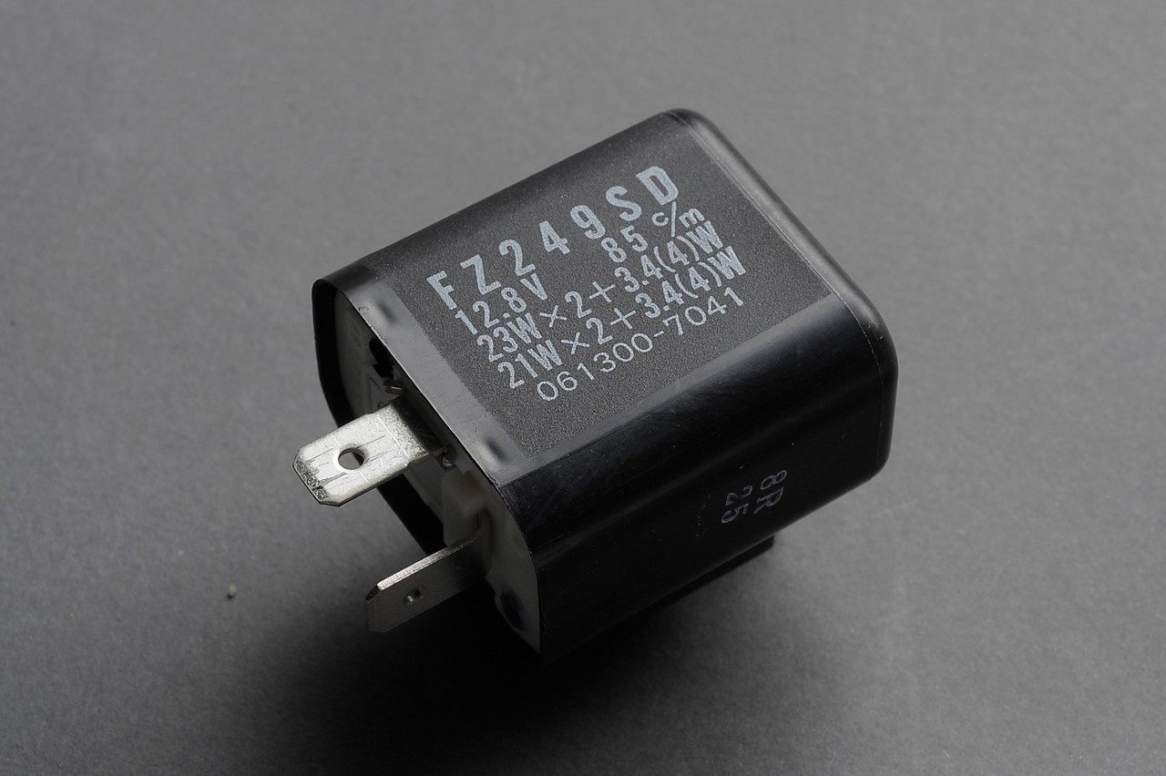 ■商品概要該当純正品番：38300-415-P00メーカー規格品■詳細説明使用するウィンカーワット数は21(23)W×2+3.4(4)W。■注意点※本製品の取付は、車両本体のメーカー発行サービスマニュアルを基本として、確かな知識と技術を持ったサービス工場(認定工場)にてプロのメカニックにより行ってください。※近年エンドユーザー様がご自身で取り付けを行おうとし、きちんと取り付けられなかったり、または付近の部品が社外部品に交換されていることに気づかず、これが原因で取り付けられない事案が発生しています。※適正な環境や工具が揃わないために、怪我や他部品の故障などが発生する可能性も大いにあります。※取り付けに関してお問合せをいただいても、各車両により状態が違うため(改造の有無もある)お答えできない場合があります。※取り付けはご自身で行わず、必ずプロショップにて行なってください。※メーカー都合により商品の仕様変更がある場合がございます。ご了承ください。■適合車種CB400F&ensp;CB400F&ensp;&ensp;備考: 398&ensp;CB400F&ensp;&ensp;備考: 408CB750K&ensp;CB750K&ensp;&ensp;備考: K0-K6