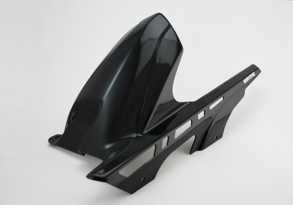 ■商品概要カラー：ブラック(Metallic Spark Black、660)素材：ABSプラスチックアセンブリ：すぐに取り付け可能 (オールパーツ付属)■詳細説明BODYSTYLEスポーツラインリアハガーは、スポーツバイクとネイキッドバイクのリアホイールにレース仕様のダイナミックなアウトラインを作成します。スタイリングパーツは高強度ABSプラスチックで作られており、バイクのオリジナルカラーで塗装されています。センタースプリングレッグ用のスプラッシュガードとして機能します。ABE付き。■注意点※取り扱い説明書が付属する場合は外国語となります。※輸入商材の為、納期が遅れる場合がございます。あらかじめご了承ください。※画像には他のカラーが含まれている場合があります。※メーカー都合により商品の仕様変更がある場合がございます。ご了承ください。　※画像はイメージです。■適合車種Z900&ensp;Z900 年式: 18-21&ensp;&ensp;備考: ZR900B/D&ensp;Z900 年式: 23-24&ensp;&ensp;備考: (70 kW)
