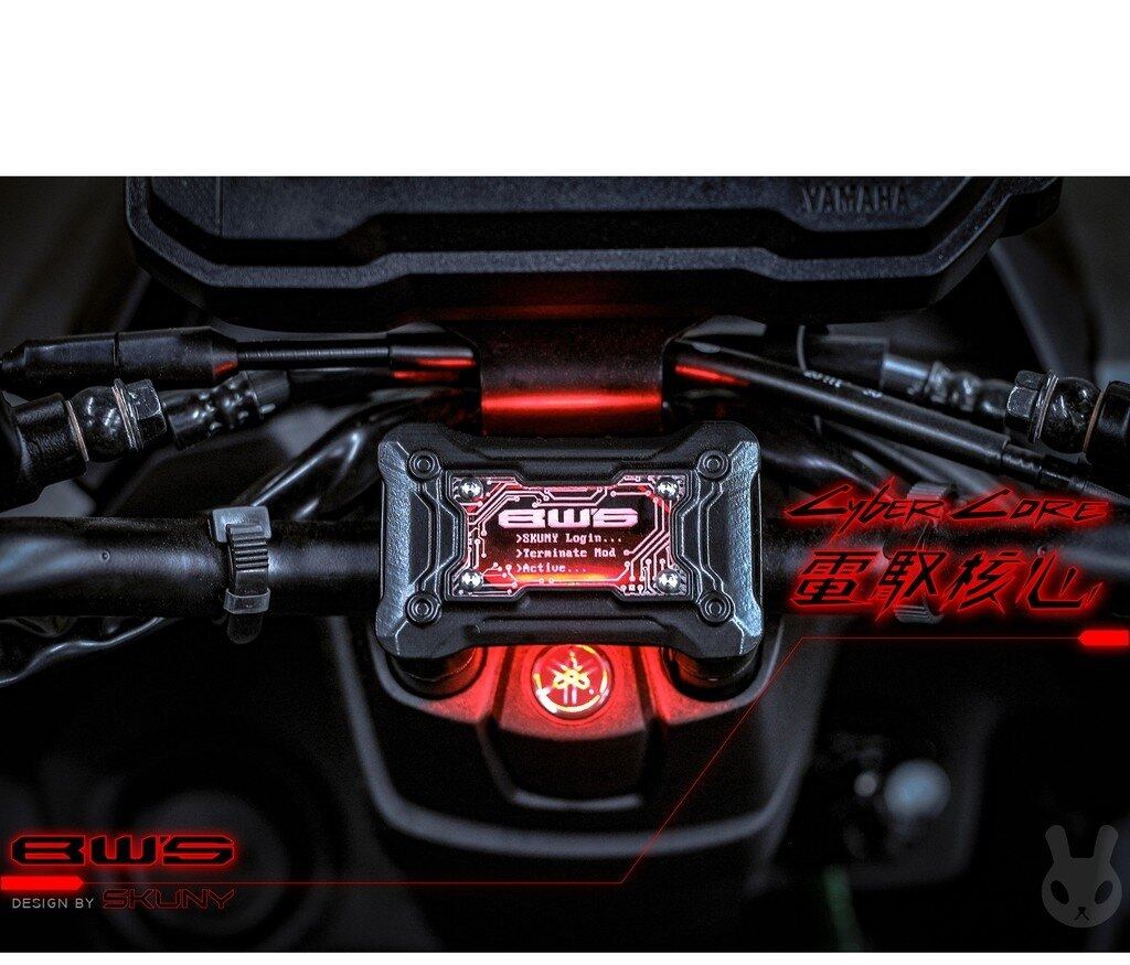 ■商品概要適合車種：ヤマハ BWS (水冷)周囲光の色：赤内容：カバーキャップ、ライトユニット、電源タップリード■詳細説明アーマーキットに続き、SKUNYはこのコアシリーズコンポーネントを発売します。取り付けは簡単、ハンドルバーのOEMプラスチック製スクリューキャップを取り外し、押し込むだけです。コックピットの赤い輝きがプレミアムな雰囲気を醸し出します。専用ハーネスが付属しているため、配線の切断は不要です。簡単に言えば、シャープな見た目がすべてです。■注意点※取扱説明書が付属する場合は、外国語となります。※輸入商材の為、納期が遅れる場合がございます。あらかじめご了承ください。※画像には他の商品が含まれている場合があります。※メーカー都合により商品の仕様変更がある場合がございます。ご了承ください。　※画像はイメージです。■適合車種BWS (水冷)&ensp;BWS (水冷)