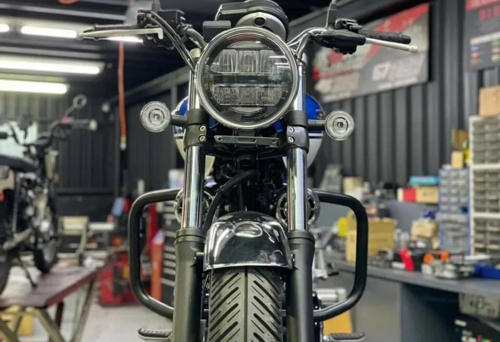 ■商品概要適合車種：HONDA CB350■詳細説明後方へ流れるような形状がバイクのダイナミックなラインを強調します。珍しい一体型ハンガーデザインは純正ブラケットを置き換え、シャーシの剛性を高めるとともに、金属板の共振やガタつきを防ぎます。頑丈な素材と精密な溶接により、台湾で完全に設計・製造されています。■注意点※取扱説明書が付属する場合は、外国語となります。※輸入商材の為、納期が遅れる場合がございます。あらかじめご了承ください。※画像には他の商品が含まれている場合があります。※メーカー都合により商品の仕様変更がある場合がございます。ご了承ください。　※画像はイメージです。■適合車種CB350&ensp;CB350