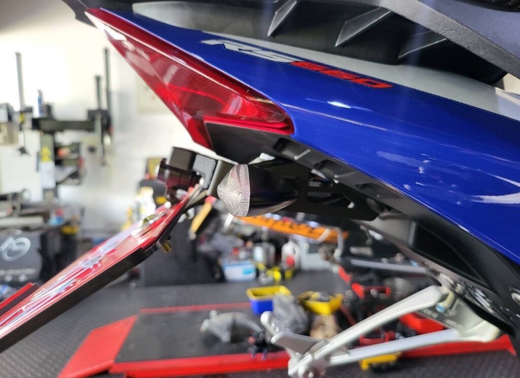 ■商品概要適合車種：APRILIA RS 660■詳細説明機能、剛性、仕上げが大幅に強化されています。OEMフェンダーブラケットを取り外すとルーティングホールが露出し、大雨や水たまりでテールに水が浸入する可能性があります。専用のインナーウォーターシールドパネルが付属しており、密閉性が向上しています。取り付けはOEM設計に従い、4つの固定ポイントでエリミネーターをしっかりと固定し、テールカウルの4つのファスナを元に戻します。■注意点※取扱説明書が付属する場合は、外国語となります。※輸入商材の為、納期が遅れる場合がございます。あらかじめご了承ください。※画像には他の商品が含まれている場合があります。※メーカー都合により商品の仕様変更がある場合がございます。ご了承ください。　※画像はイメージです。■適合車種RS 660&ensp;RS 660