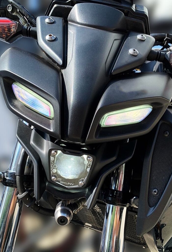 ■商品概要適合車種：YAMAHA MT-15 (21-)■詳細説明しなやかな樹脂製ベゼル：優れた靭性でカーブにフィットします。技術的なトーテムパターン：スタイリングと認識のバランスを取ります。見た目と保護：石や傷を効果的に防ぎます。ダイレクトフィット：改造不要、迅速なアップグレード。台湾で設計および製造：細部にまでこだわった信頼できる品質。■注意点※取扱説明書が付属する場合は、外国語となります。※輸入商材の為、納期が遅れる場合がございます。あらかじめご了承ください。※画像には他の商品が含まれている場合があります。※メーカー都合により商品の仕様変更がある場合がございます。ご了承ください。　※画像はイメージです。■適合車種MT-15&ensp;MT-15 年式: 21-
