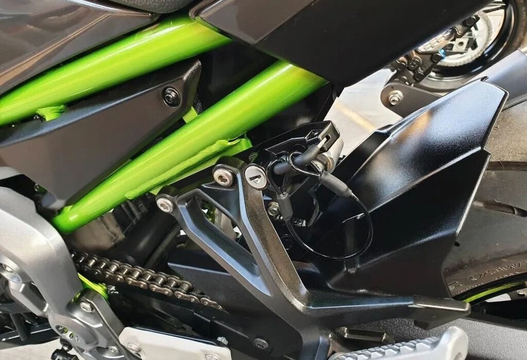 ■商品概要適合車種：KAWASAKI Z900／Z900RS■詳細説明専用設計のラッチプレートアングルと表面処理により、ロックはボディとシームレスに融合します。■注意点※取扱説明書が付属する場合は、外国語となります。※輸入商材の為、納期が遅れる場合がございます。あらかじめご了承ください。※画像には他の商品が含まれている場合があります。※メーカー都合により商品の仕様変更がある場合がございます。ご了承ください。　※画像はイメージです。■適合車種Z900RS&ensp;Z900RSZ900&ensp;Z900
