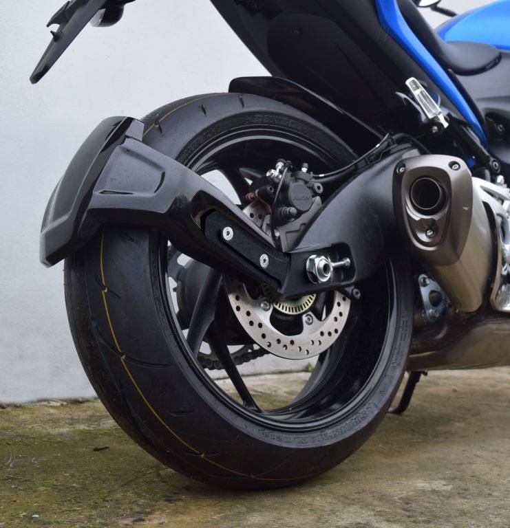 ■商品概要カラー：グロスブラック■詳細説明DescriptionOur unique SPRAY GUARD for the GSXS1000 in Gloss Black helpsprotectboth rider，passenger and top case from water spray thrownup by therear wheel.The SPRAY GUARD is manufactured from sturdy Glass ReinforcedPlastic(GRP - fibreglass)，adding only minimal unsprung weight totheswinging arm.■注意点※取り扱い説明書が付属する場合は、英語となります。※輸入商材の為、納期が遅れる場合がございます。あらかじめご了承ください。※Pyramidリアハガーでの使用に適しています。スプレーガードを取り付ける際は、説明書をよくお読みのうえ、その手順に従ってください。■適合車種GSX-S 1000&ensp;GSX-S 1000 年式: 15-21GSX-S 1000 FA&ensp;GSX-S 1000 FA 年式: 15-21