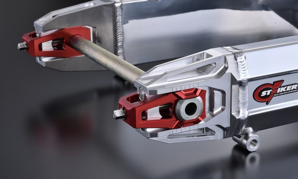 STRIKER ストライカー G-STRIKER スイングアーム Z900RS CAFE KAWASAKI カワサキ 足回り スタンドフック受け：M8 / チェーン引きタイプ／コマ色：OWタイプ(標準)／ハードアルマイト / チタンチェーンアジャスターボルト：有り(※レーシングアジャスター選択時は装着不可)