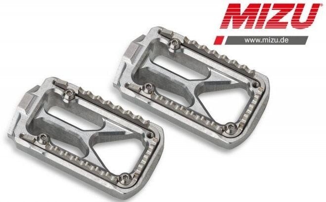 ■詳細説明Article Number：409TT3330023Our MIZU Race footpegs are maximally resilient，provide idealgripthrough a milled surface，as well as security in everysituation.Say goodbye to your old unwieldy footpegs and swap themwith ourlightweight sporty race footpegs.8-way adjustableFoldingDelivery in pairs and with offset kitSupplied with assembly instructionsHigh quality materialMade in Hilzingen，GermanyFeatures：incl. step joint 33mm，colour：silver／silverSpecifications：material：food pegaluminium，anodized with stainless steel insertscountry of production：Germanyinstallation effort：easy，ca. 15 min.material joint and offset kit：high quality steel，galvanized■注意点※取扱説明書が付属する場合は、外国語となります。※輸入商材の為、納期が遅れる場合がございます。あらかじめご了承ください。※画像には他の商品が含まれている場合があります。※メーカー都合により商品の仕様変更がある場合がございます。ご了承ください。　※画像はイメージです。■適合車種RM-Z250&ensp;RM-Z250 年式: 全年式RM-Z450&ensp;RM-Z450 年式: 全年式